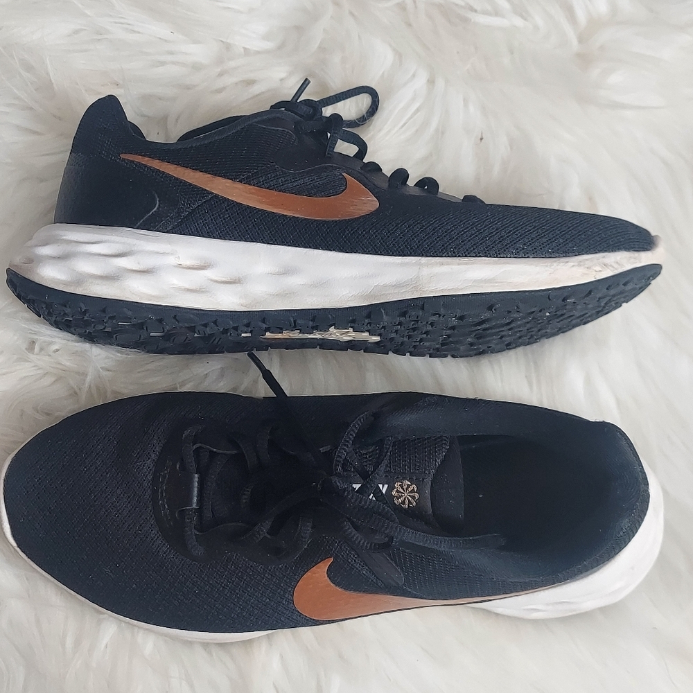 Nike Revolution DC 3729-005 sneaker, sz 9women Excellent clean condition